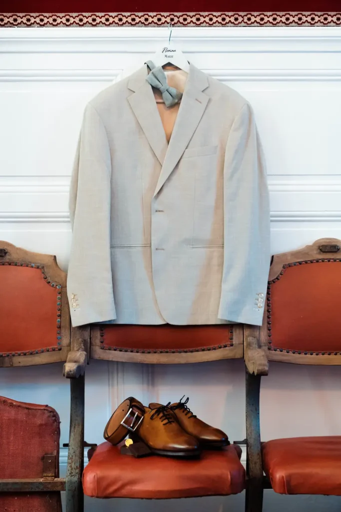 Costume du marié préparé pour le mariage en Gironde