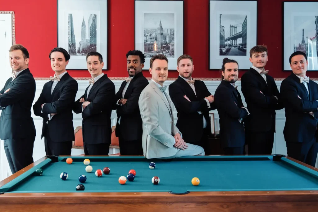 Groupe de témoins jouant au billard pendant la réception