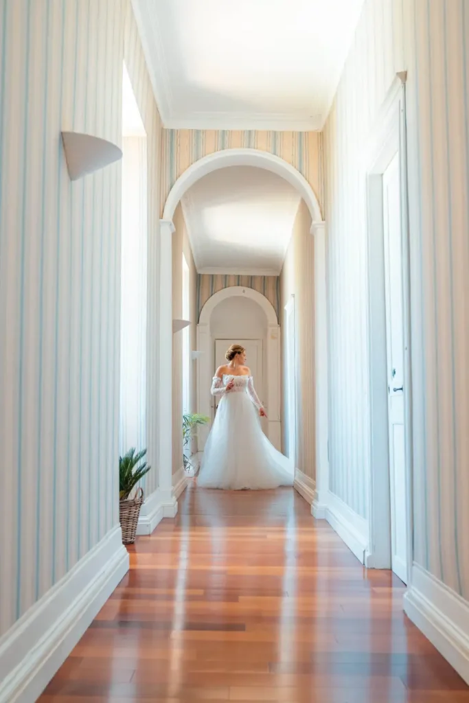 Mariée dans le couloir du Château Laubardemont