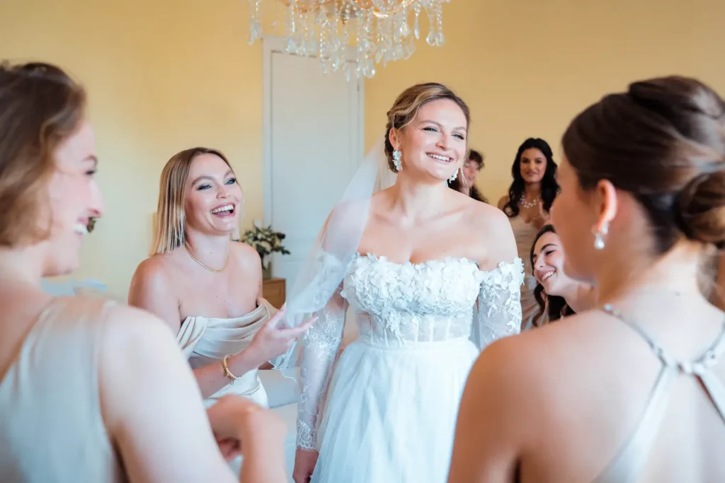 Préparatifs de la mariée entourée de ses proches