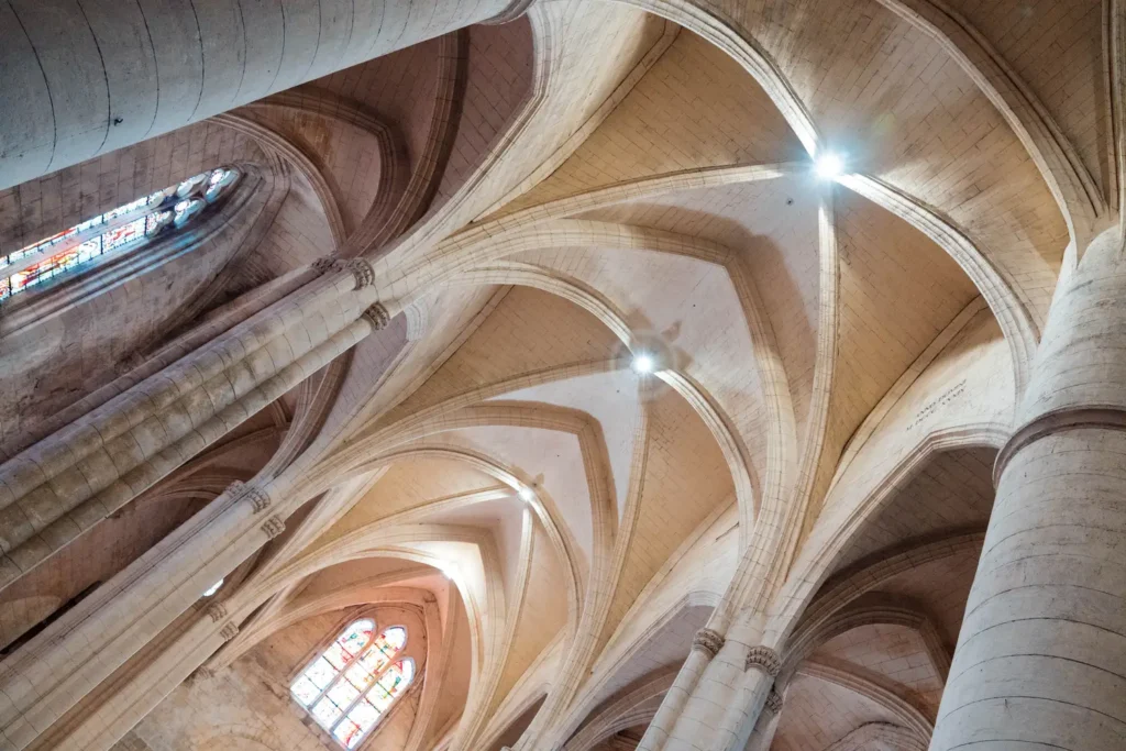 Architecture voûtée de l’église lors du mariage en Gironde