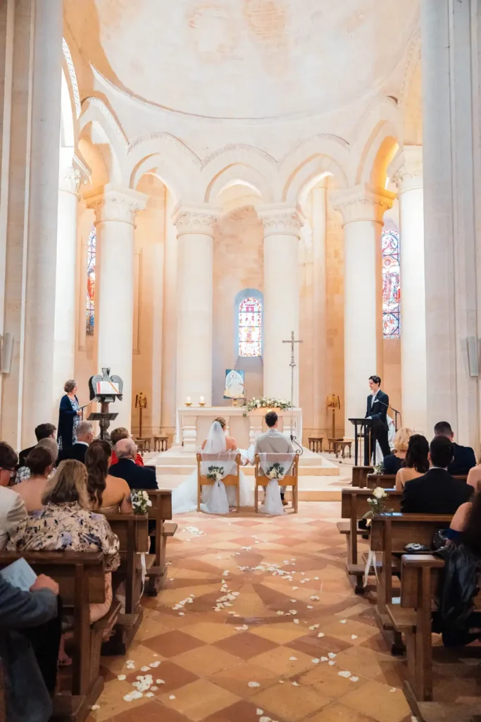 Cérémonie religieuse dans une église en Gironde