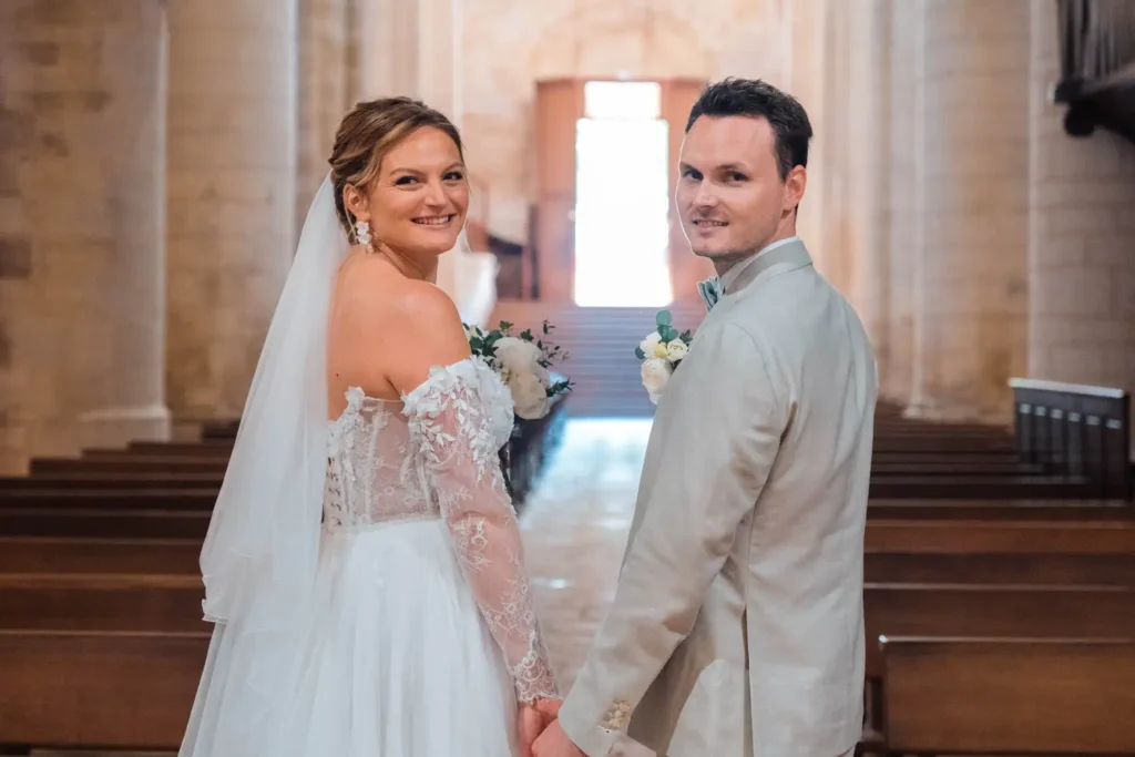 Portrait des mariés à l’intérieur de l’église en Gironde