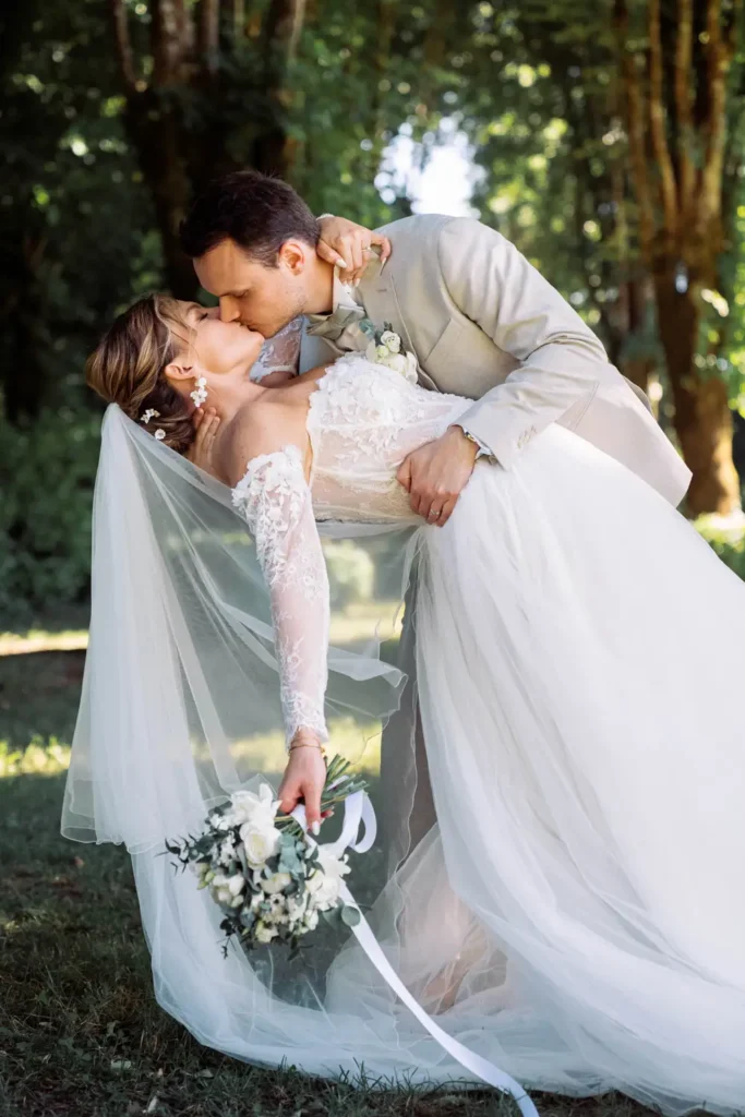 Mariés enlacés dans le parc du château en Gironde