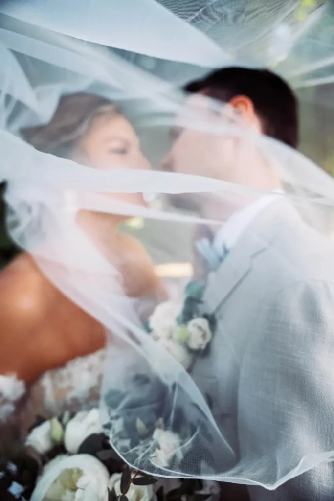 Baiser des mariés sous le voile en Gironde