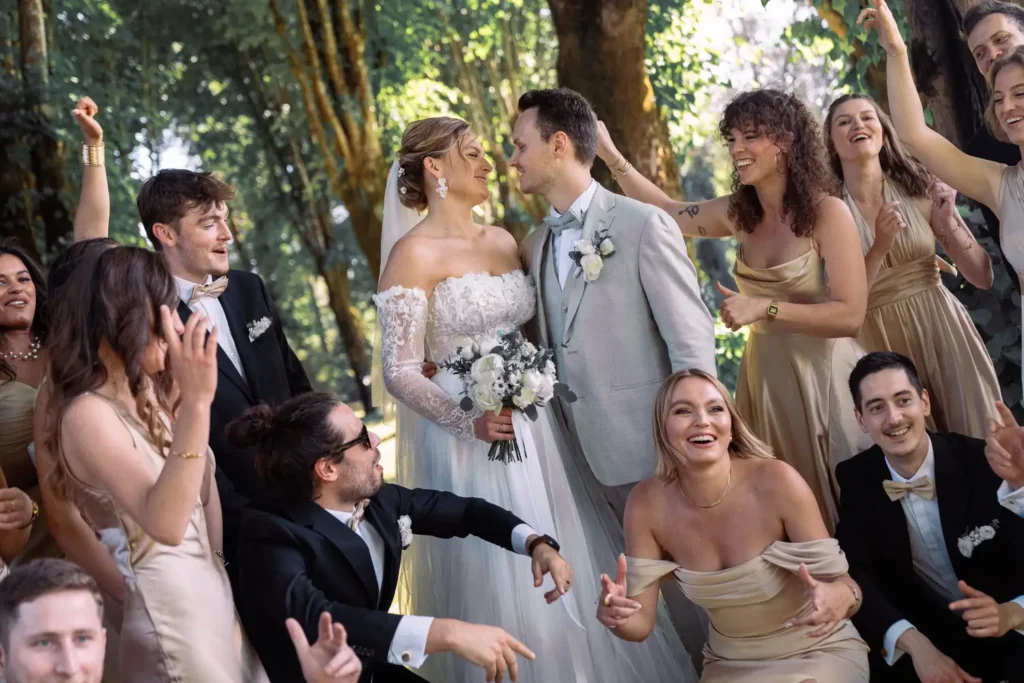 Mariés entourés de leurs témoins au Château Laubardemont