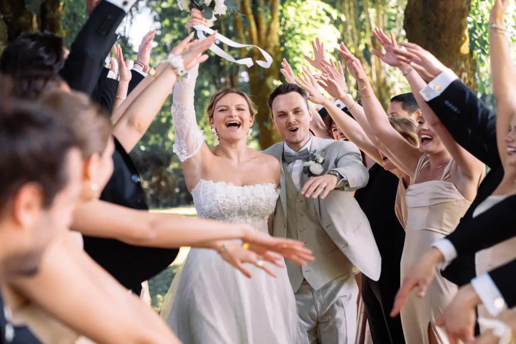 Invités célébrant le mariage au Château Laubardemont en Gironde