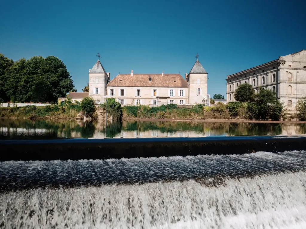 Château Laubardemont et cascade sur la rivière