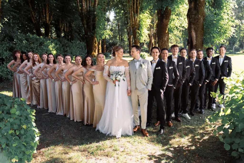 Photo de groupe des mariés et témoins en Gironde
