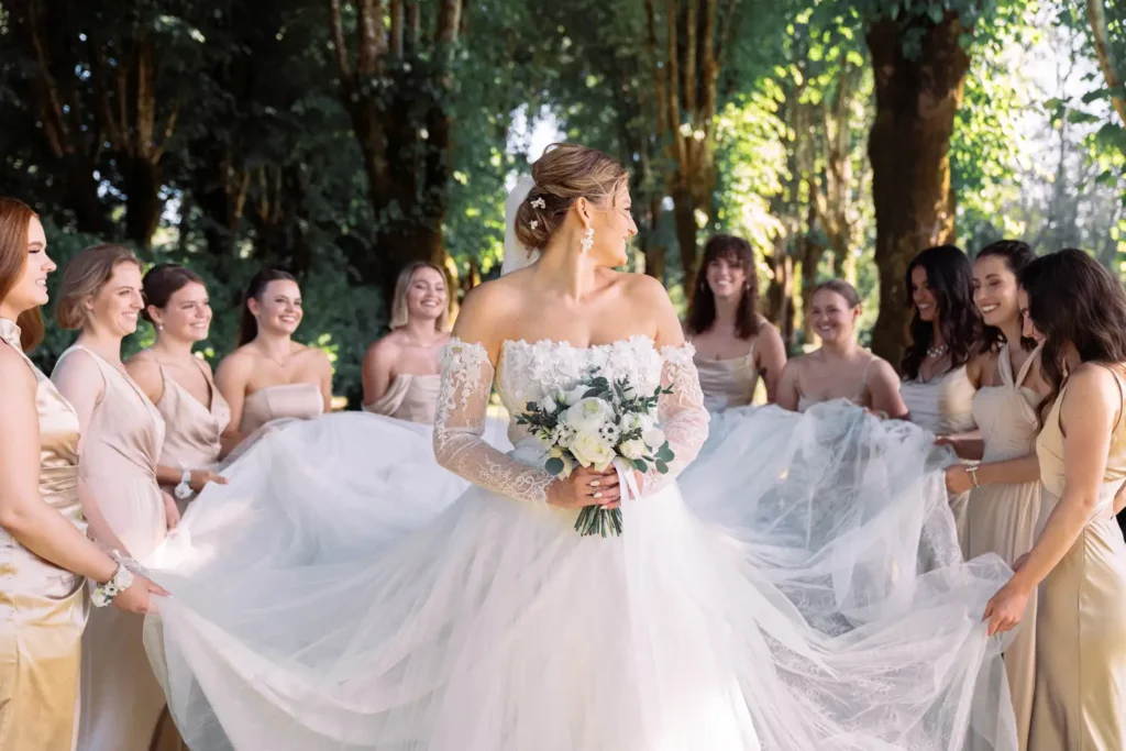 Mariée entourée de ses demoiselles d’honneur à Abzac