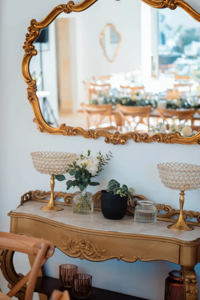 Salle du château avec miroir doré et décoration florale