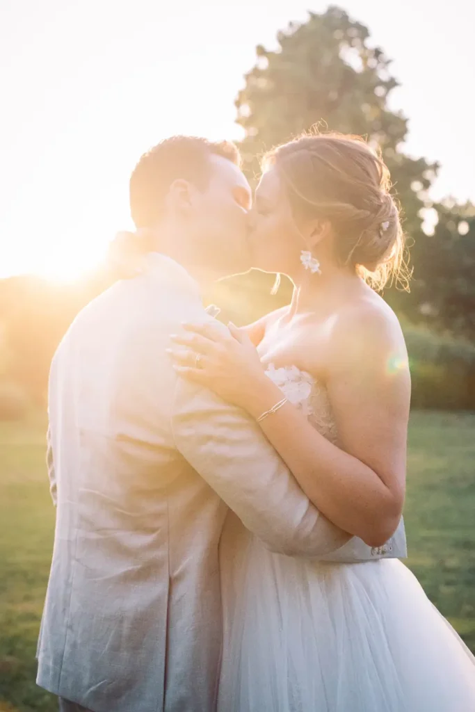 Mariés enlacés au coucher de soleil en Gironde