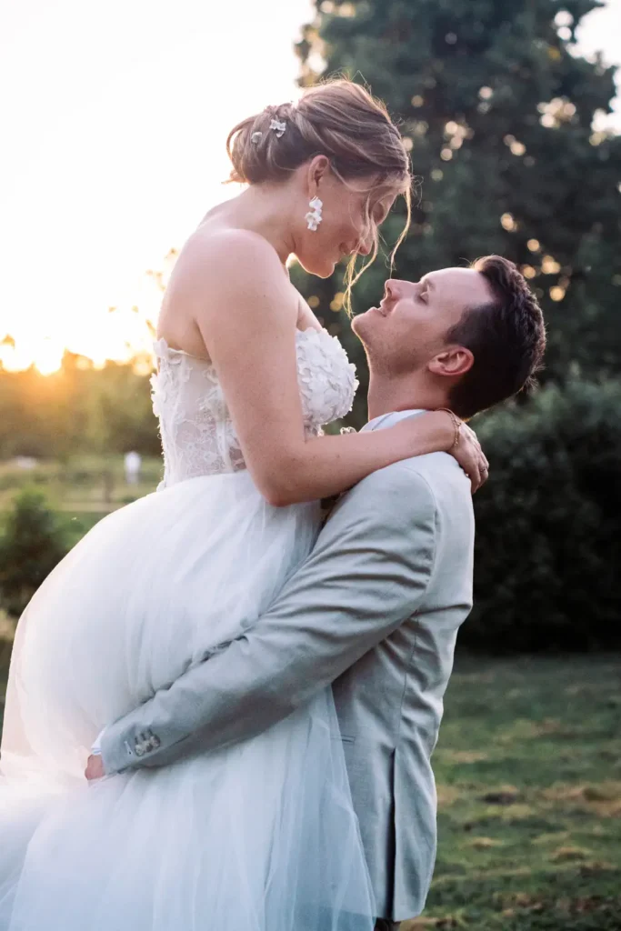 Mariés enlacés au coucher de soleil au Château Laubardemont