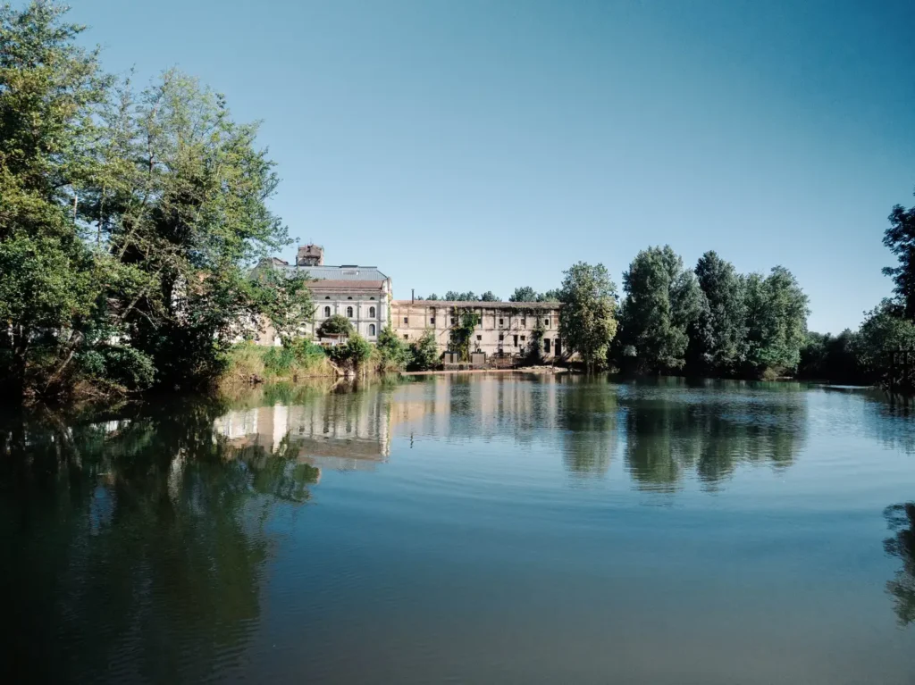 Vue du château et de la rivière à Abzac en Gironde