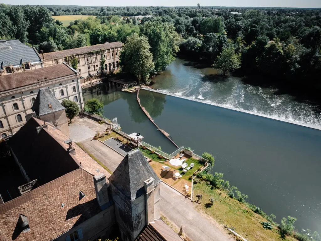 Château et rivière en Gironde vus par drone