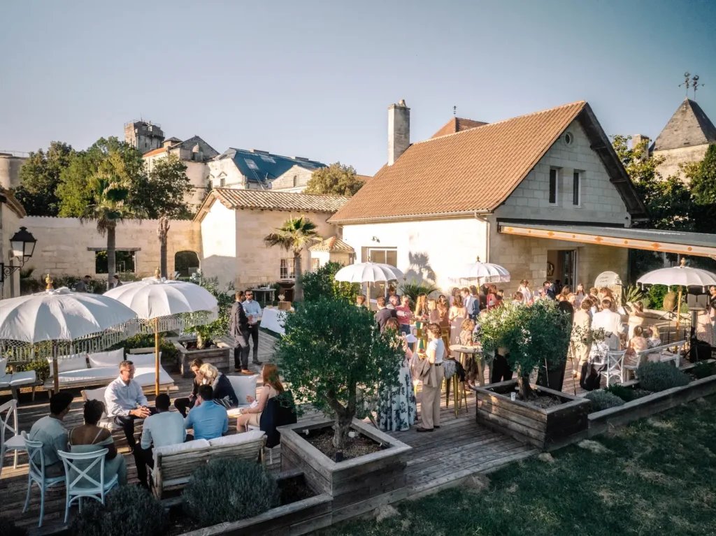Cocktail de mariage dans la cour du château à Abzac
