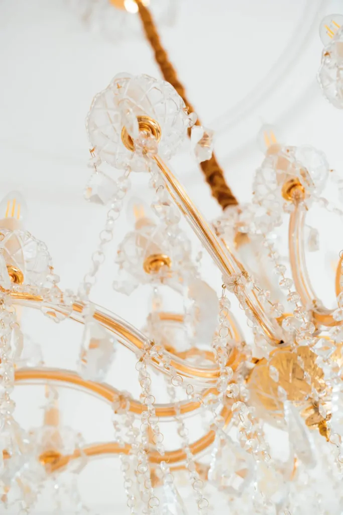 Détail d'un lustre en lumière dorée