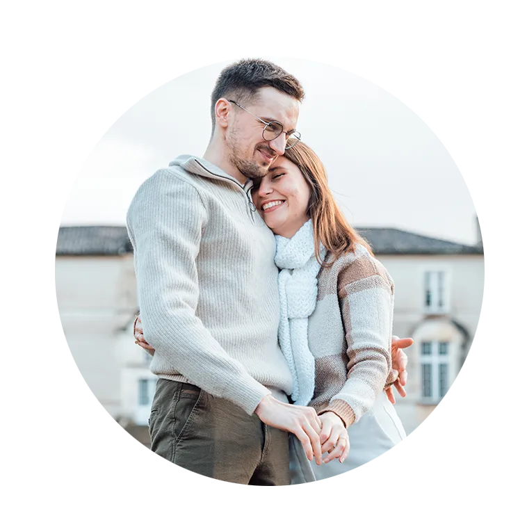 Couple enlacé lors d’une séance photo en couple en extérieur