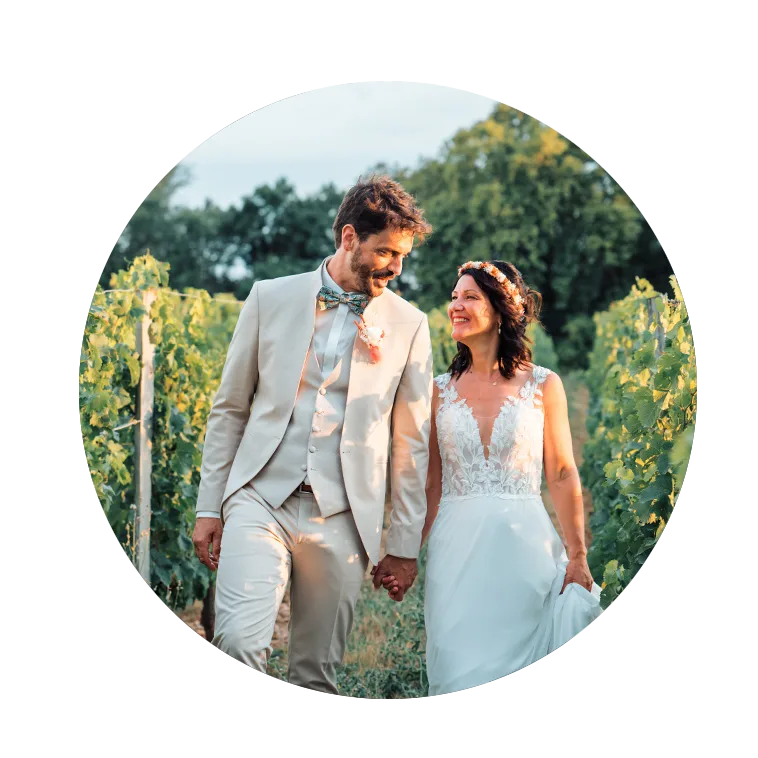 Couple de mariés marchant dans les vignes lors d’un mariage