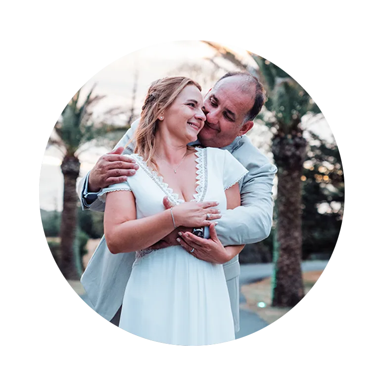 couple-mariage-camiac Mariés enlacés dans un moment tendre en fin de journée