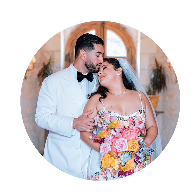 portait des mariés dans le hall du château Fengari