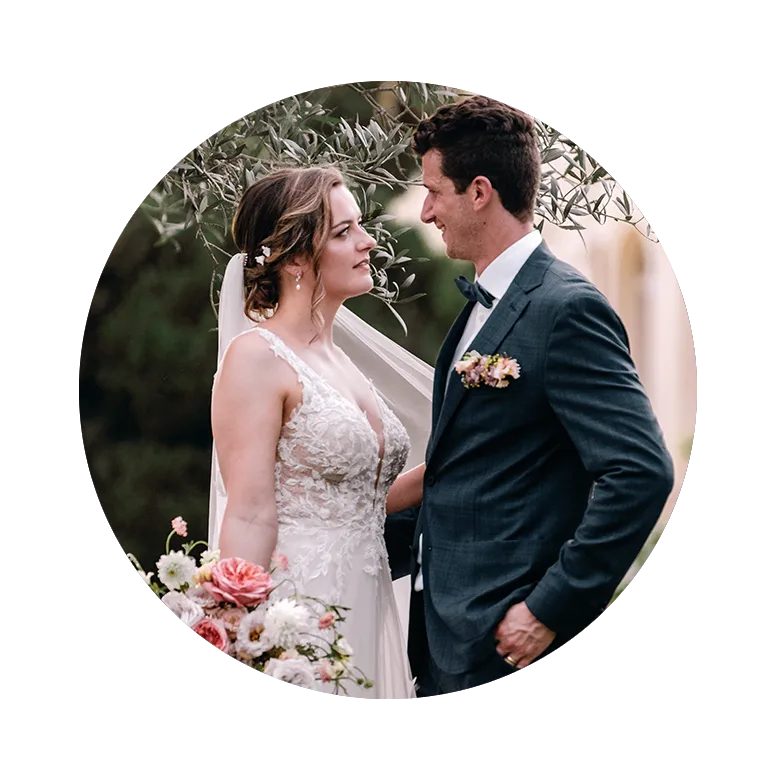 Portrait des mariés dans les jardins du château Fengari