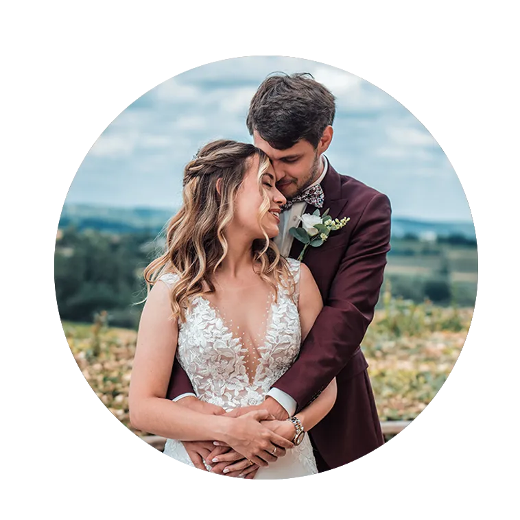 Couple enlacé sur la terrasse du Domaine Isabeau de Naujan