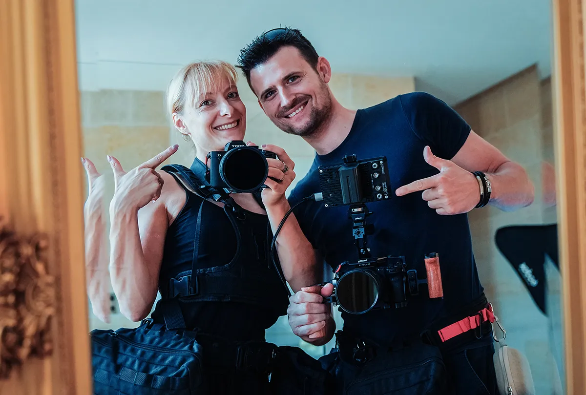 duo-videaste-photographe-mariage-gironde Amélia et Hugo, photographe et vidéaste de mariage, en coulisses lors d’un reportage