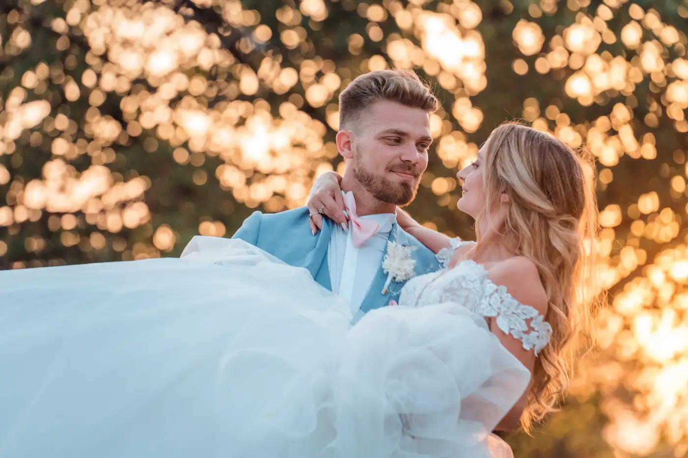 Mariage au Château Camiac en Gironde, couple au coucher de soleil