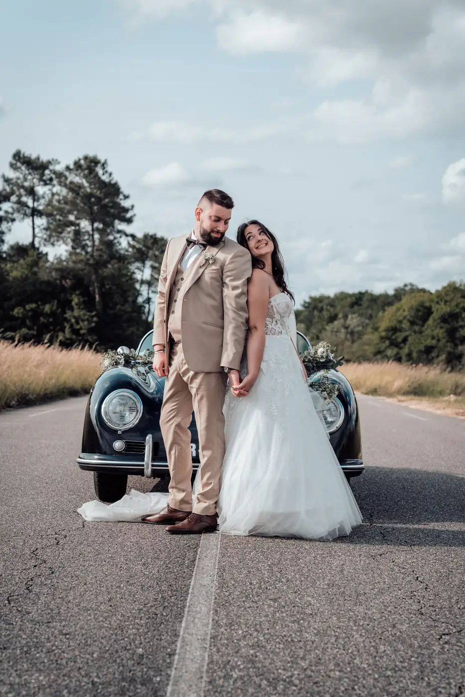 Mariage Domaine le Herre – HDAS Records Couple de mariés au Domaine le Herre à Aillas en Gironde devant voiture ancienne