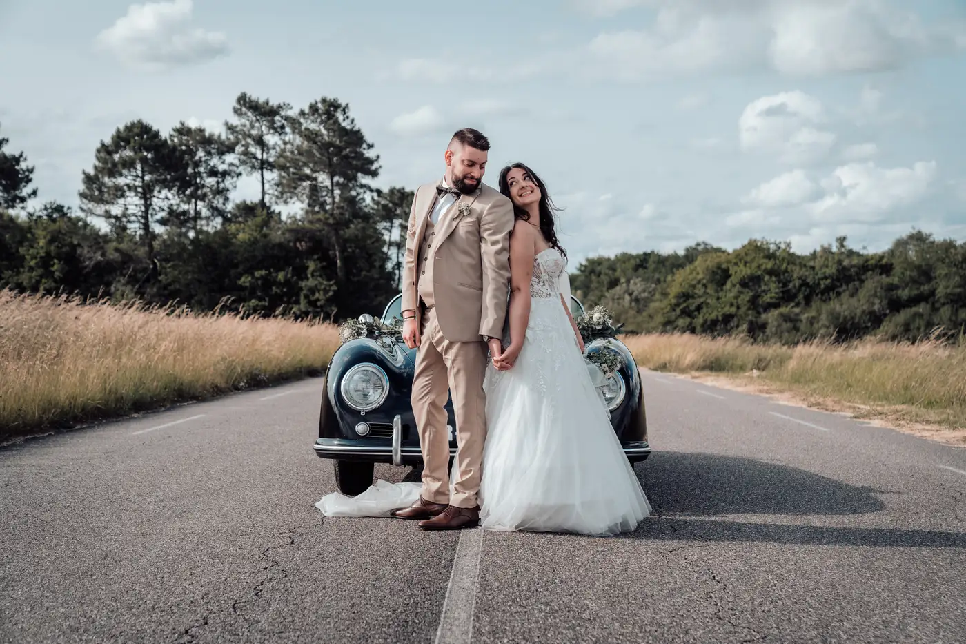 Mariage au Domaine le Herre à Aillas en Gironde, couple devant voiture ancienne