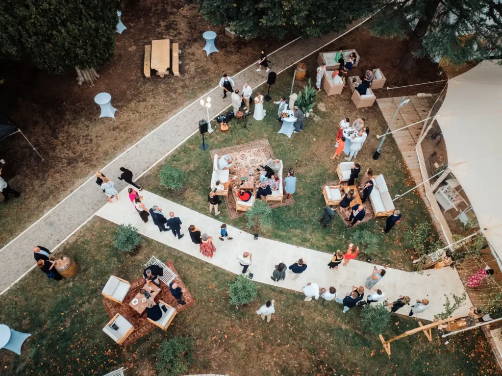 Cocktail de mariage vu du ciel