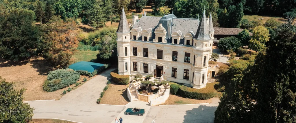 Vue aérienne du Château Camiac en Gironde, lieu de réception de mariage près de Bordeaux reportage photo et vidéo du mariage au Château Camiac, en Gironde, près de Bordeaux