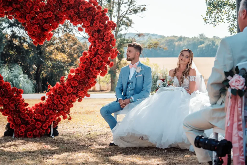Mariés assis sous une arche florale