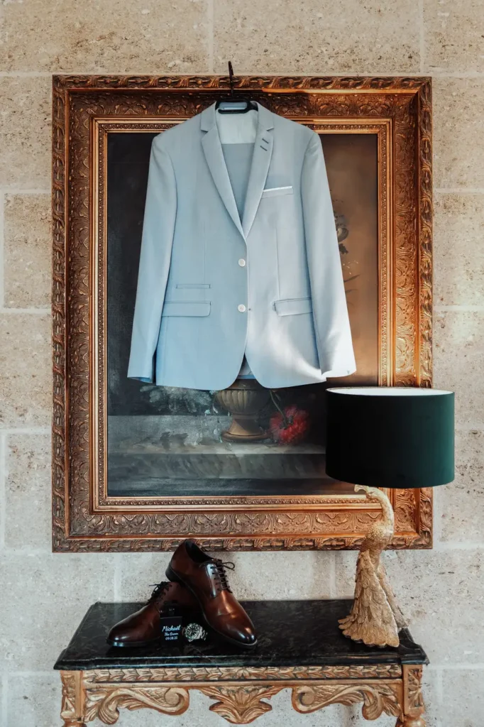 Costume du marié accroché dans une chambre du château