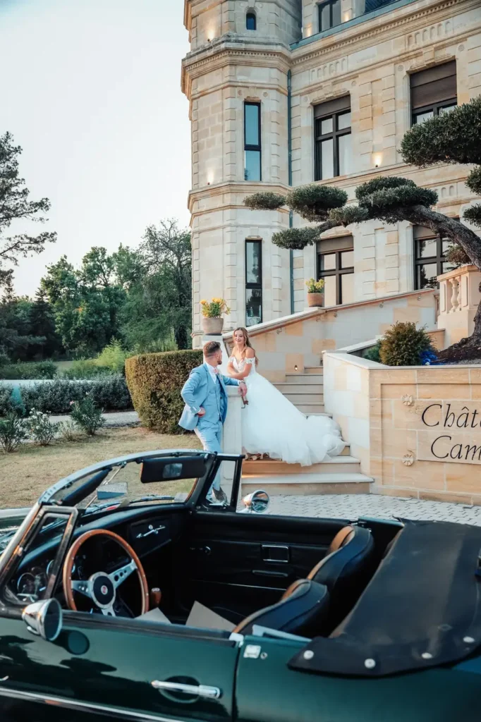Mariée debout dans une voiture ancienne