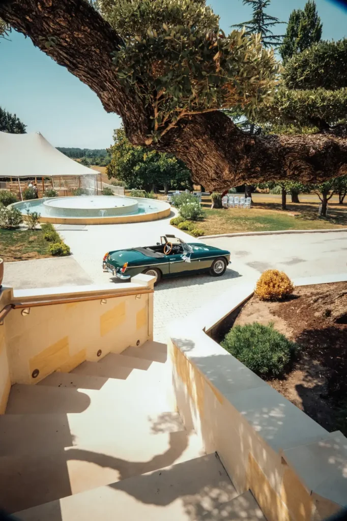 Voiture vintage devant le Château Camiac