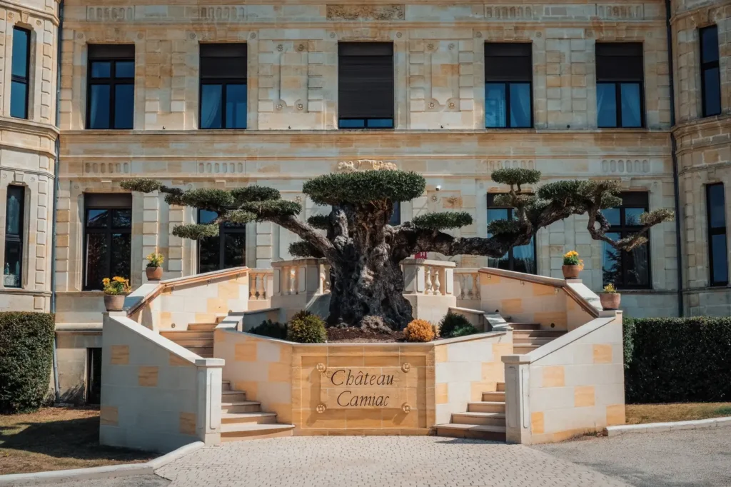 Escaliers et jardin du domaine en Gironde