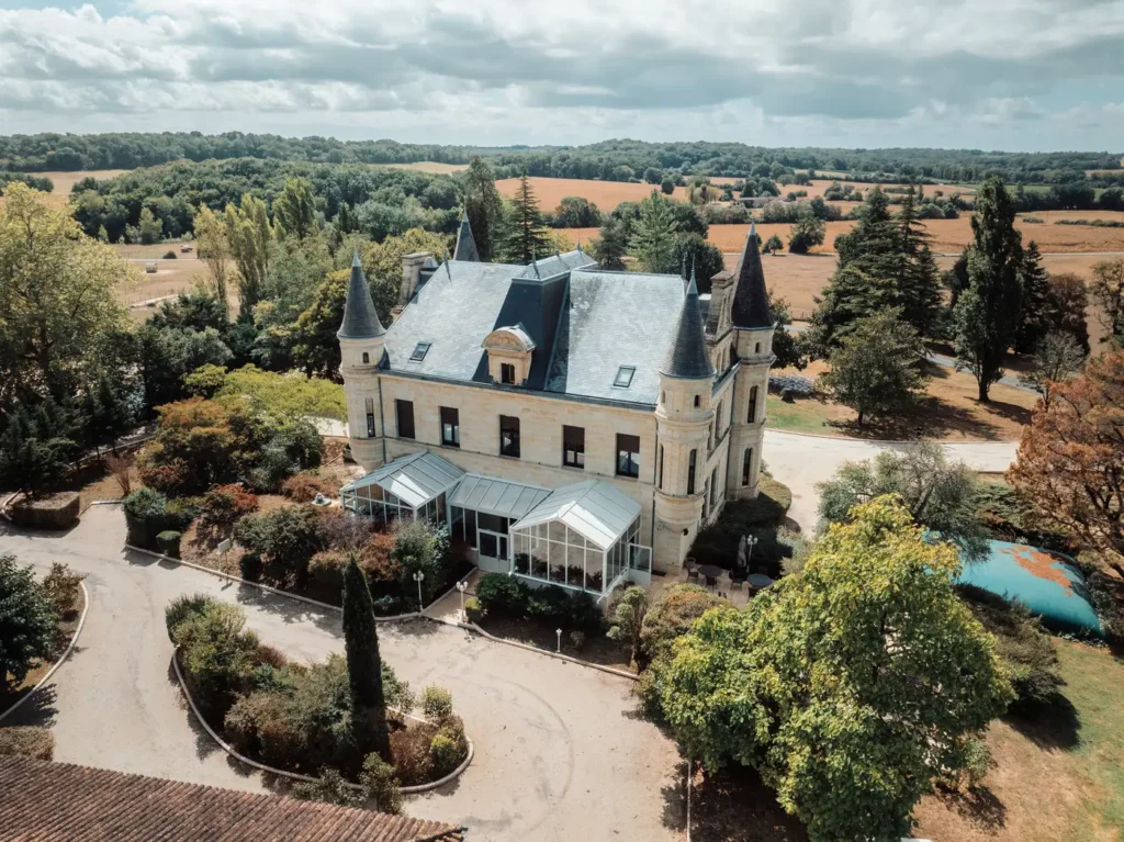Château Camiac entouré de verdure en Gironde