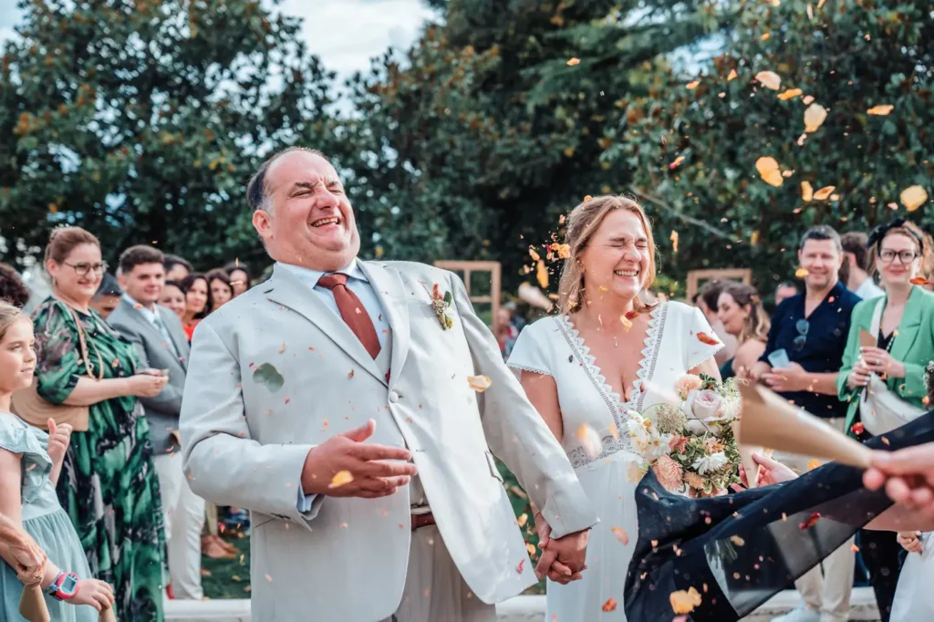 Sortie des mariés sous les applaudissements