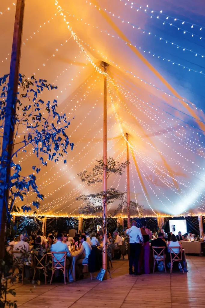 Soirée dansante sous chapiteau illuminé