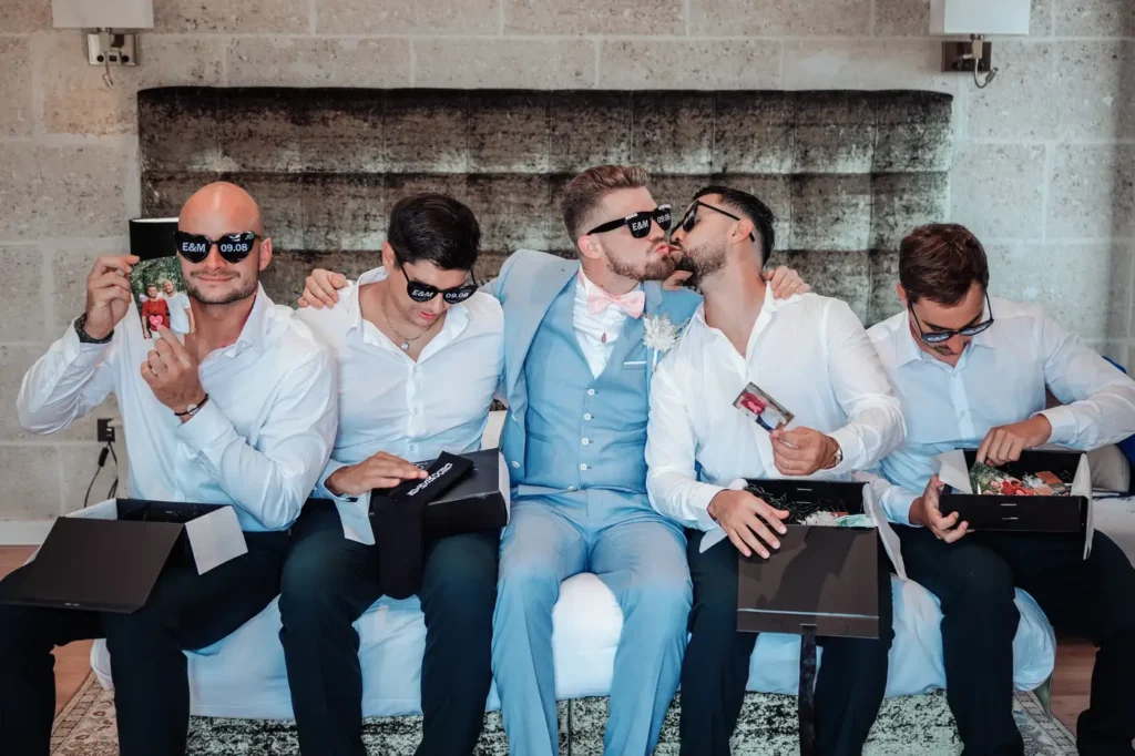 Témoins du marié assis pendant la cérémonie