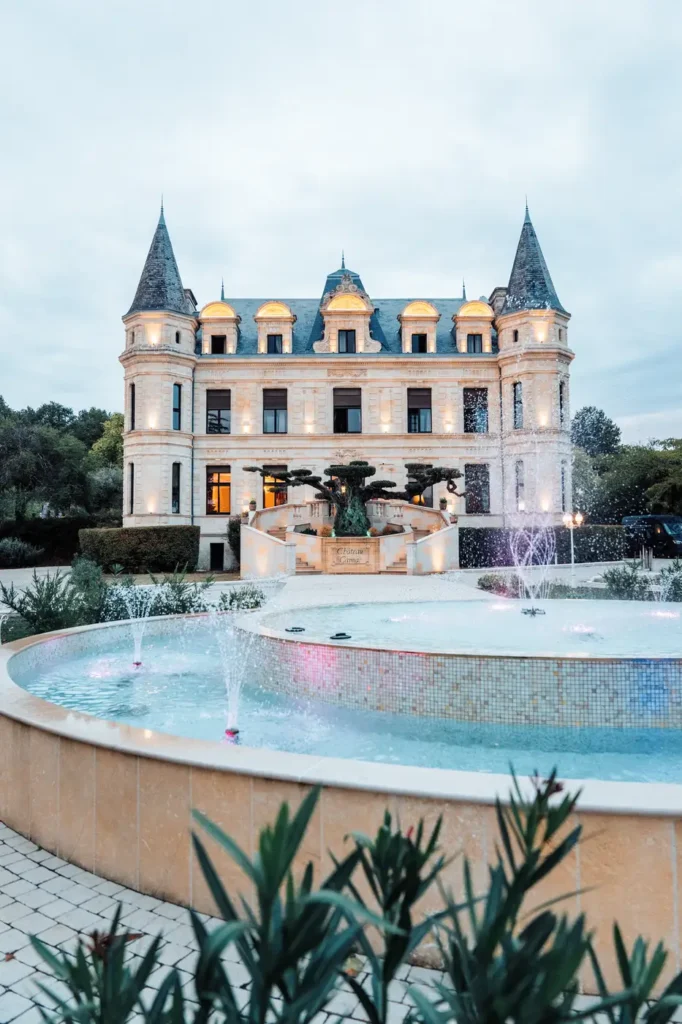 Façade du Château Camiac au coucher du soleil