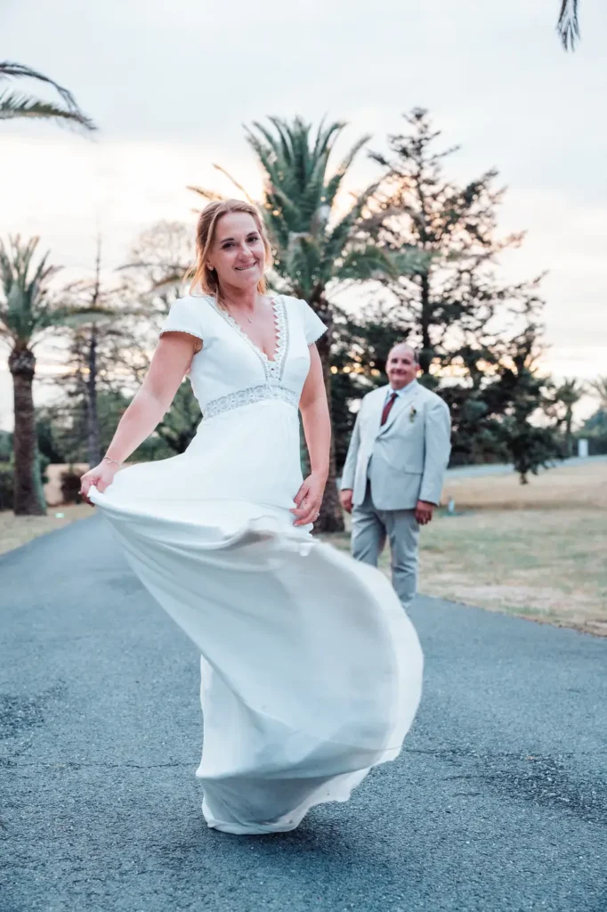 Mariée marchant dans le parc du Château Camiac