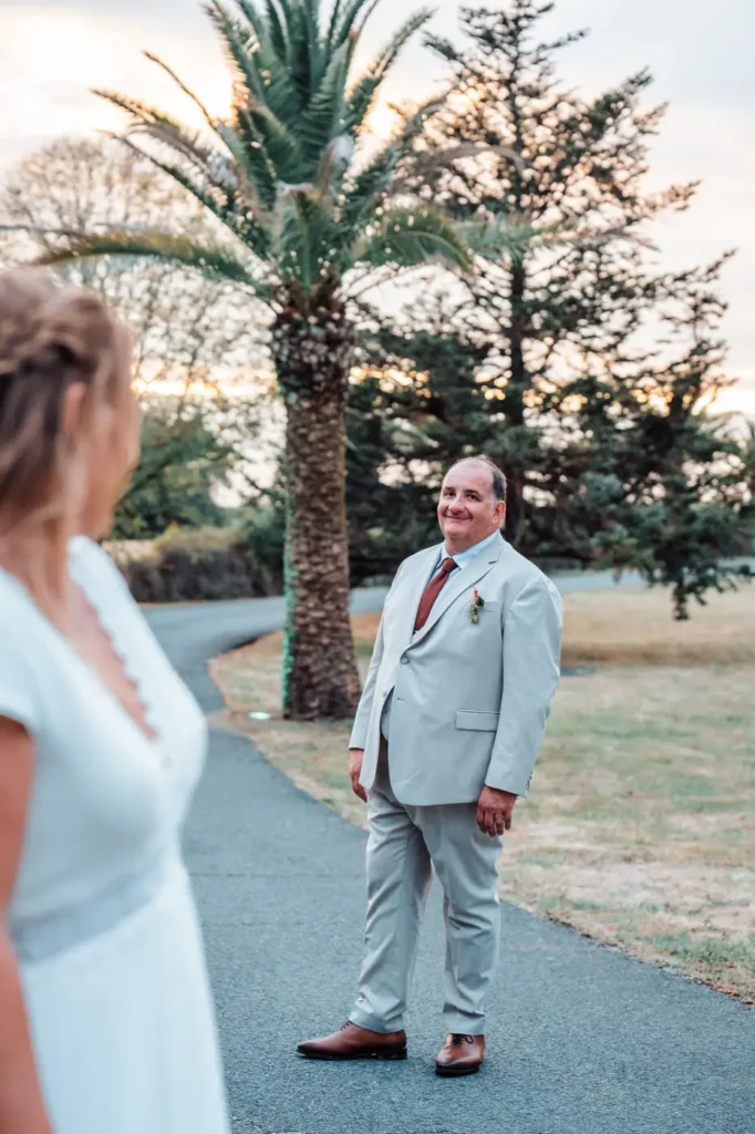 Plan de plein pied du marié regardant la mariée