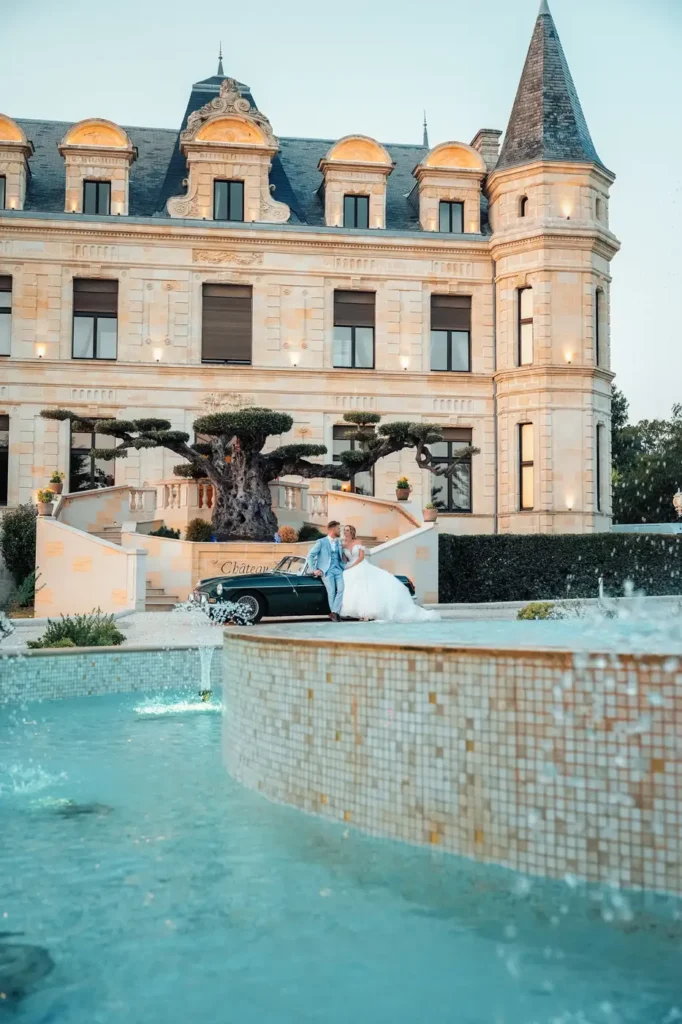 Mariés devant la fontaine du Château Camiac en Gironde