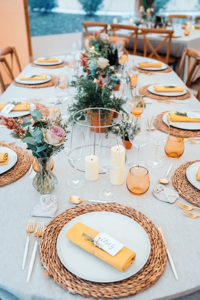 Table de mariage décorée en extérieur