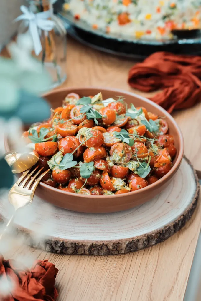 Plat coloré servi pendant le dîner de mariage
