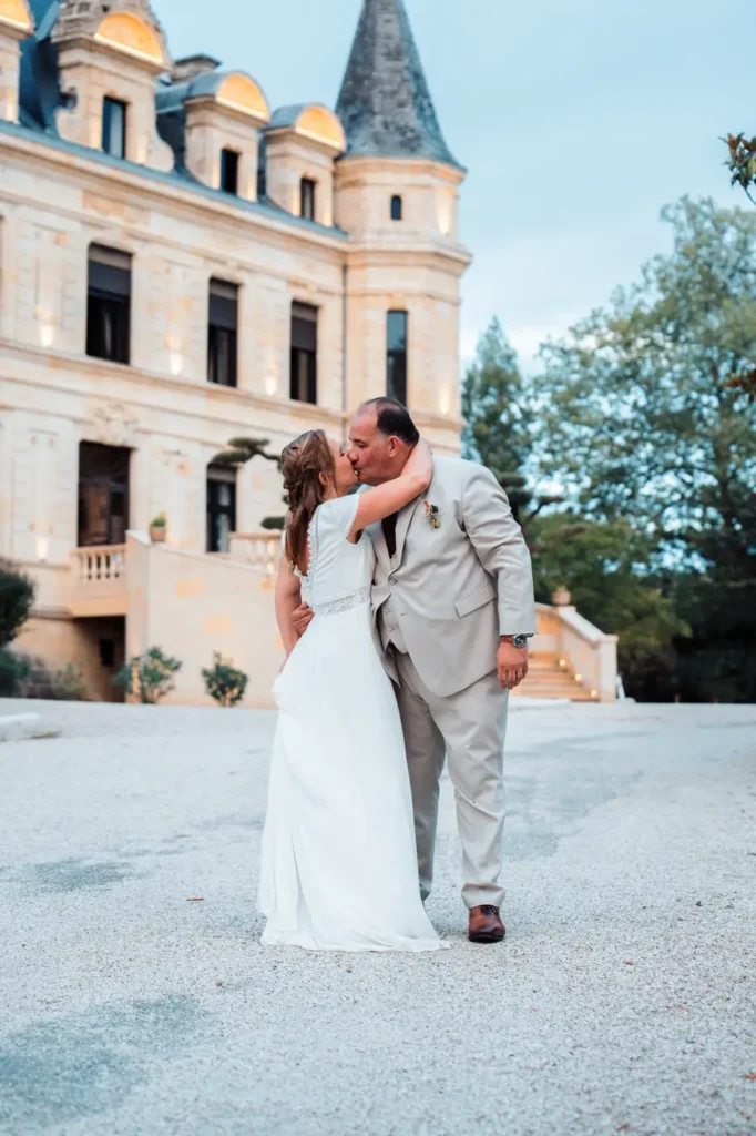 Mariés devant le Château Camiac près de Bordeaux