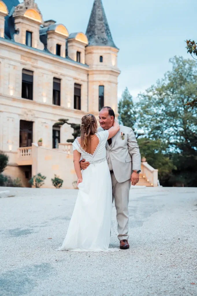 Mariés dansant devant la façade du Château Camiac